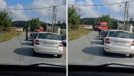 Minibus u Beogradu obilazi spuštenu rampu