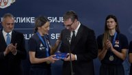 "Ovo je najslađe što sam dobio iz Brisela": Vučić se oduševio kad je video poklon odbojkašica