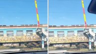 Stravičan prizor u beogradskom naselju: Dok prolazi voz rampa podignuta