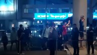 Navijači dočekali igrače ispred hotela i skandirali "Srbija, Srbija"