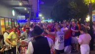 Korteo navijača uz gromoglasnu pesmu krenuo ka hali: Atmosfera sve vrelija pred finale SP-a