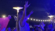 Srbi pevaju "Bože pravde", lepotica podigla tri prsta i pevala iz sve snage