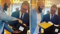Pero Antić ugostio Vučića i poklonio mu patike sa znakom Srbije