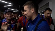 Ludnica na dočeku: Navijači skandirali Aleksi, Bogdanu, košarkaši davali autograme