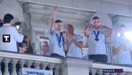 Uzeo mikrofon u ruke, dotakao Borišu i emotivno se obratio: Potez Alekse sa balkona oduševio naciju
