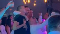 Jokić u transu i zagrljaju Milutinova prišao pevaču i zapevao