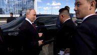 Putin se pohavlio svojom limuzinom Kim Džong Unu: Lider Severne Koreje ušao u auto da se provozaju