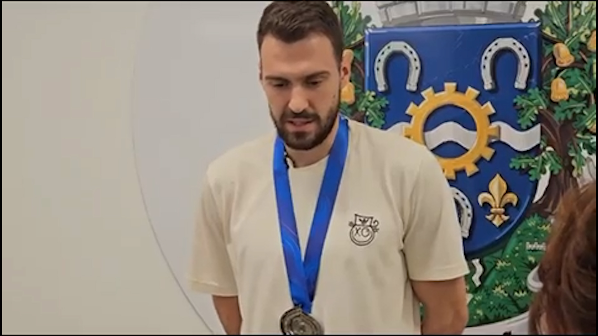 Marko Gudurić prekinuo razgovor s novinarkom, navijač mu vikao da ga voli,  košarkaš uzvratio (video) - Sportal