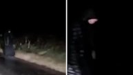 Misteriozni čovek u crnom šeta putem između Kovilja i Budisave
