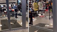 Stotine tinejdžera "poharalo" radnje: Snimci opustošenih prodavnica