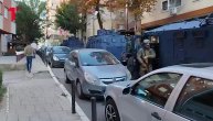 Kolona oklopnih vozila kosovske policija i naoružani specijalci svuda oko KBC Kosovska Mitrovica