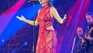 Arena "gori": Prija zagrmela u crvenoj haljini, a kad se skinila na sceni nastao je haos