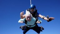 Starica (104) skočila padobranom u želji da obori svetski rekord: Kada se život živi punim plićima