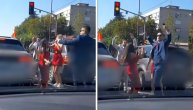Mladenci zaustavili saobraćaj u Beogradu: Veselo na semaforu, svi se raduju svatovima