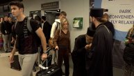 Hodočasnici celivaju ruku sveštenika na aerodromu