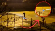 Snimak vandalizma u Banjaluci: Mladići treskali trotinete o asfalt sportskog terena