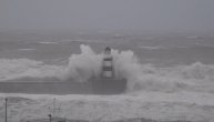 Stravičan snimak talasa koji se obrušavaju na luku: Oluja Babet pogađa UK