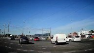 Sudar na raskrsnici na Novom Beogradu: Beli kombi ih obišao kao da se ništa nije dogodilo