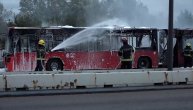 Dim i garež na sve strane: Zapalio se autobus na Brankovom mostu, snimak gašenja sa lica mesta
