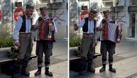 Zlatiborci "zagrmeli" u Knez Mihailovoj: Poslušajte neodoljivi duo u narodnoj nošnji