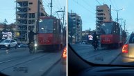 Mrzi ga da vozi uzbrdo: Biciklista se uhvatio za tramvaj