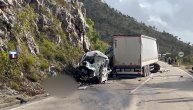 Jedna osoba stradala, jedna teško povređena u stravičnom udesu na Bogetićima, snimak sa lica mesta