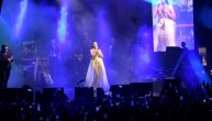 Prija otvorila treći koncert u Nišu istom pesmom, ali stajling je kao iz bajke
