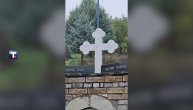 Na spomeniku ubijenim i kidnapovanim Srbima sa teritorije opštine Orahovac zapaljena srpska trobojka