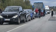 Lančani sudar šest vozila među njima i autobus pun putnika, sve stoji na magistralnom putu Temerin