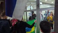 Navijači Zvezde čekali Jaga ispred Arene sa brazilskim zastavama