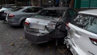 Osvanula razlupana vozila na parkingu u Beogradu: Staklići i delovi automibila rasuti na sve strane