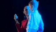 Neodoljiva scena iz Arene Zagreb: Mali Aleksandar bodri mamu iz prvog reda dok ona peva na bini