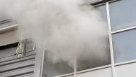 Gori stan u centru Čačka, dim kulja kroz prozor