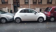 Kako je uspeo da parkira auto ovde? Ovo je bilo u centimetar