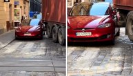Ne znamo kako je vlasnik automobila ovo podneo: Kamion demolirao "Teslu"