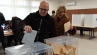 Vučević izašao na glasanje sa ženom i decom