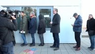 Vučić stigao na glasanje i stao u red sa građanima
