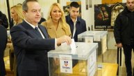 Dačić glasao sa suprugom i sinom