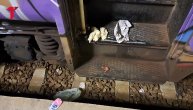 Ružan prizor u BG vozu: Iščapkan hleb i ostaci hrane bačeni kod vrata