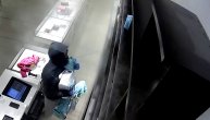 Sve se desilo u sekundi: Lopovi uz dimne bombe opljačkali prodavnicu luksuzne odeće