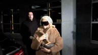 Karleuša sa crnim povezom preko očiju stigla u Arenu na koncert Milice Pavlović