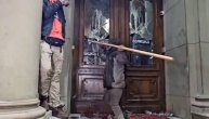 Razbijanje vrata Skupštine: Demonstranti krenuli sa palicama