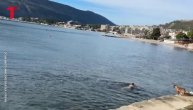 Snimak novogodišnjeg kupača na plaži u Herceg Novom