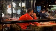 Neverovatna scena kod Arene: Branko Lazić sedi u kafiću tri sata pre derbija, evo šta pije pred meč