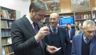 Vučić dobio člansku kartu bioblioteke u Ruskom domu