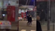 Snimak jezivog napada trojice mladića na radnika JKP "Gradska čistoća" u centru Beograda