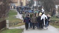 Tužna povorka krenula iz porodične kuće tragično stradale pevačice: Neutešni brat nosi krst