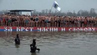 Na stotine Zemunaca skočilo u vodu: Ivan Begovski prvi je doplivao do krsta