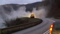 Na putu oblak prašine, stvorile se kolone: Prosuo se cement iz šlepera kod Ovčar Banje