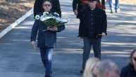 U rukama nosi belu suzu sa porukom: Žika Jakšić stigao na sahranu Brace Zatezala